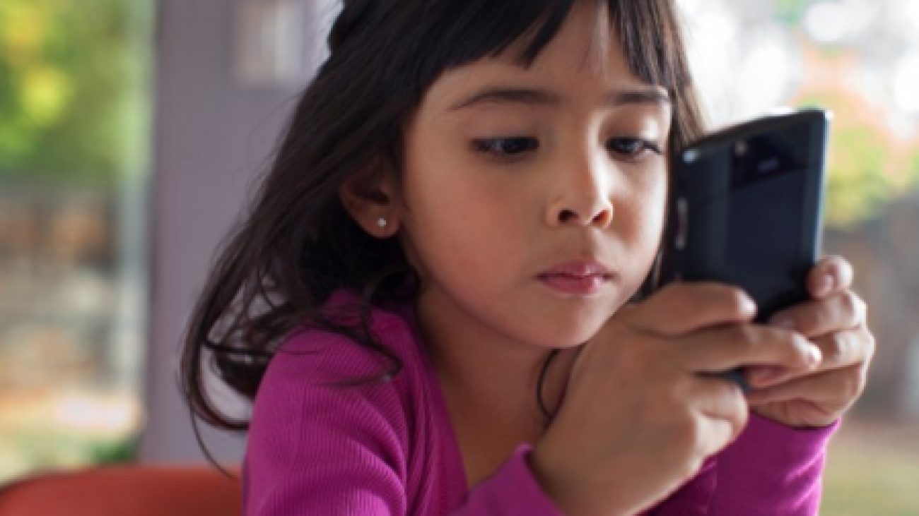 197101928_Child_in_smartphone_450